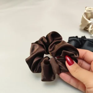 اسکرانچی قهوه ای سوخته در دست