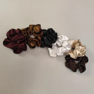 نمای تخت اسکرانچی ساتن رنگ قهوه ای سوخته، بژ طلایی، سفید، مشکی، قهوه ای زیتونی و زرشکی روی پس زمینه طوسی روشن